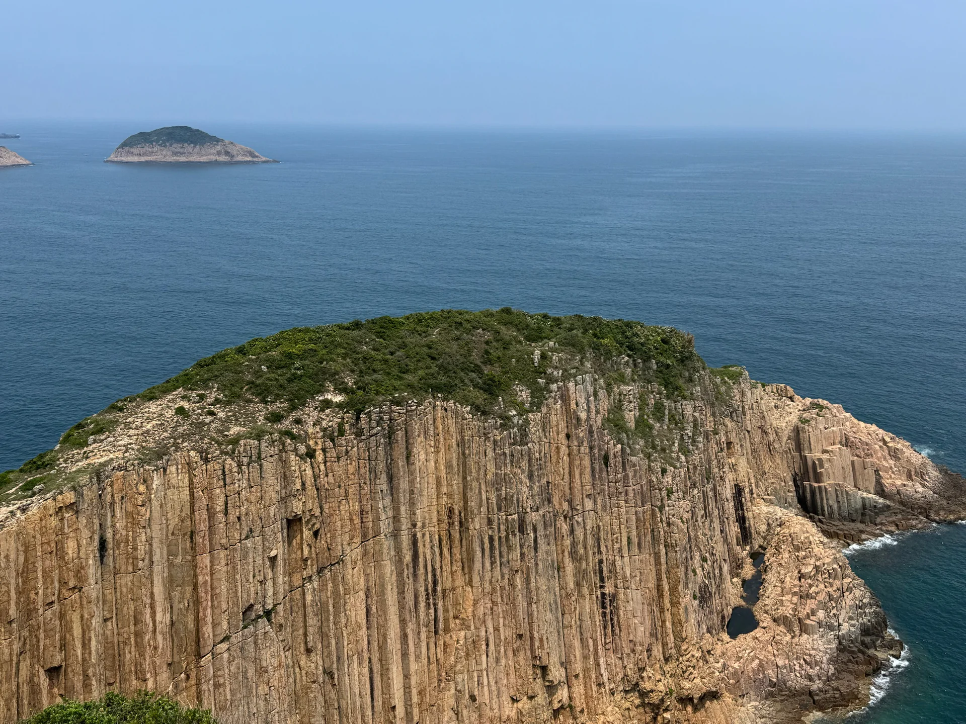 海岸徒步途中看到的柱状岩与远海