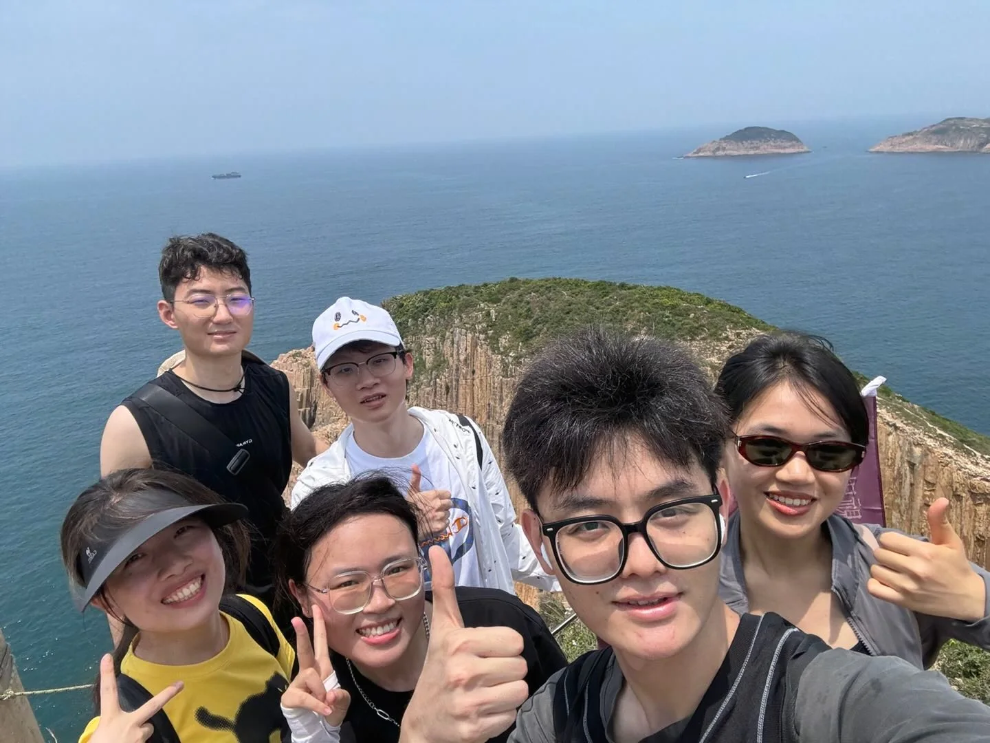 海岸徒步登顶后与同行伙伴的横向自拍合照