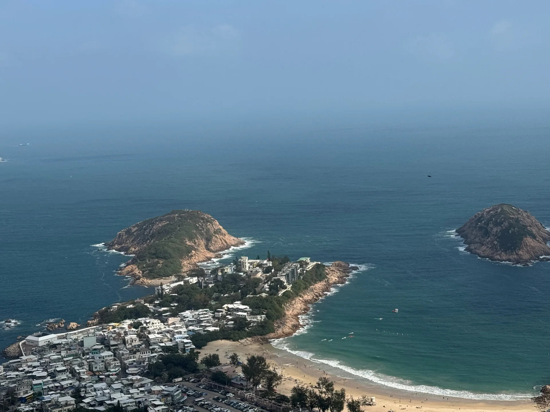 海岸徒步中俯瞰海湾的风景