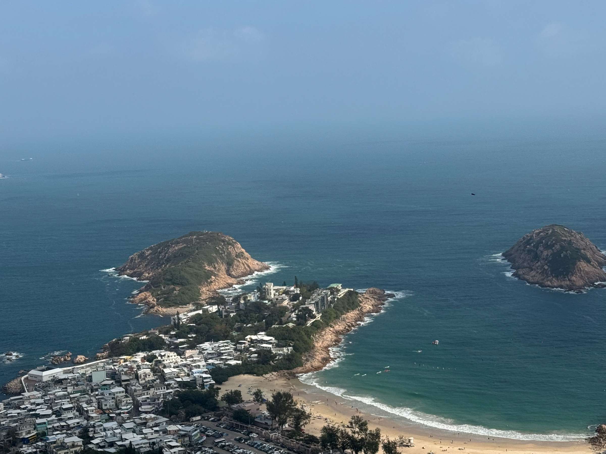 海岸徒步中俯瞰海湾的风景