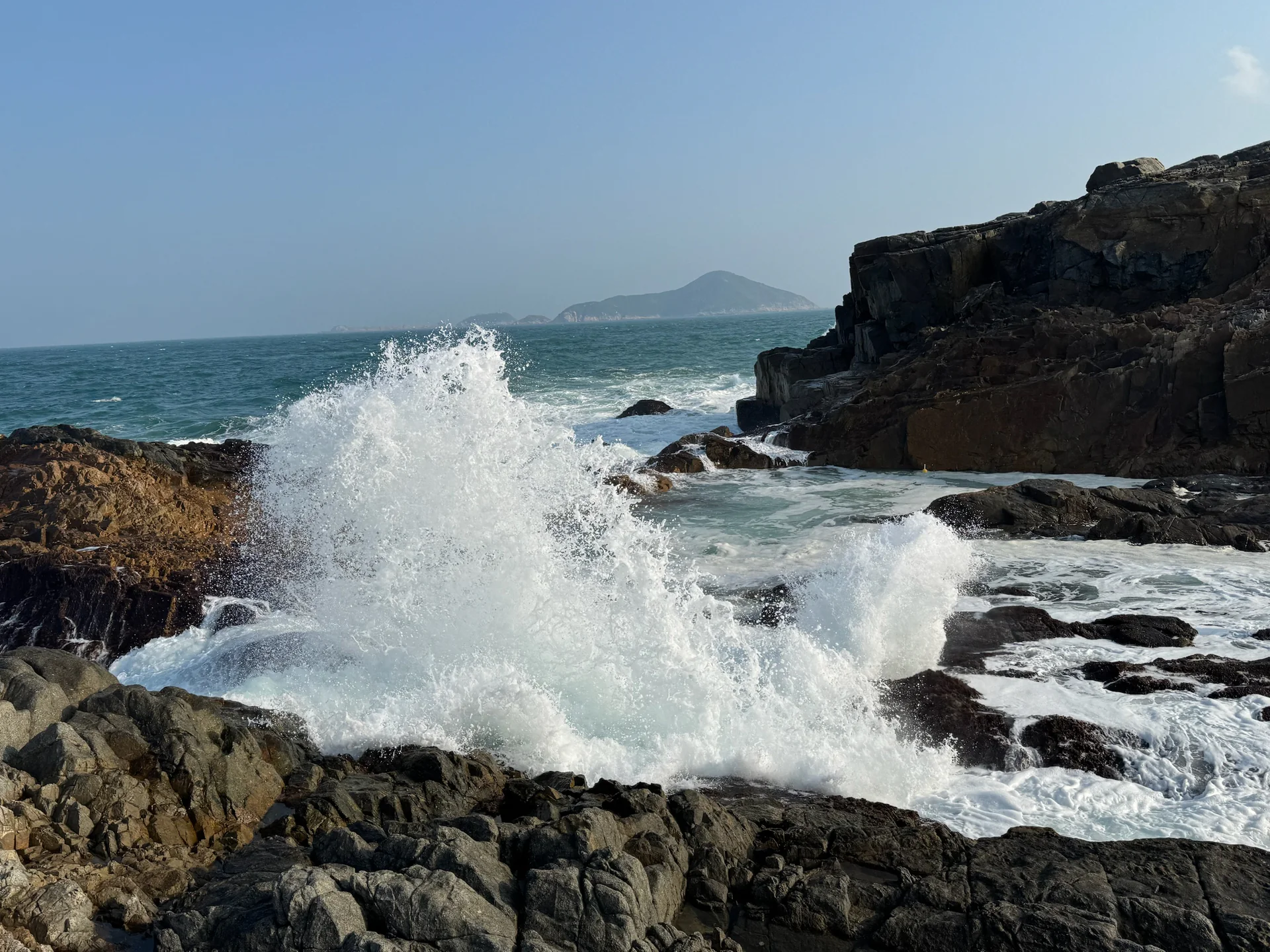 岩岸上迎面而来的浪花