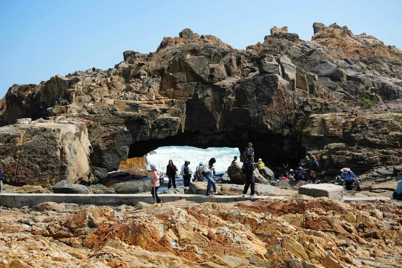 海岸岩洞与远处游客形成的空间尺度