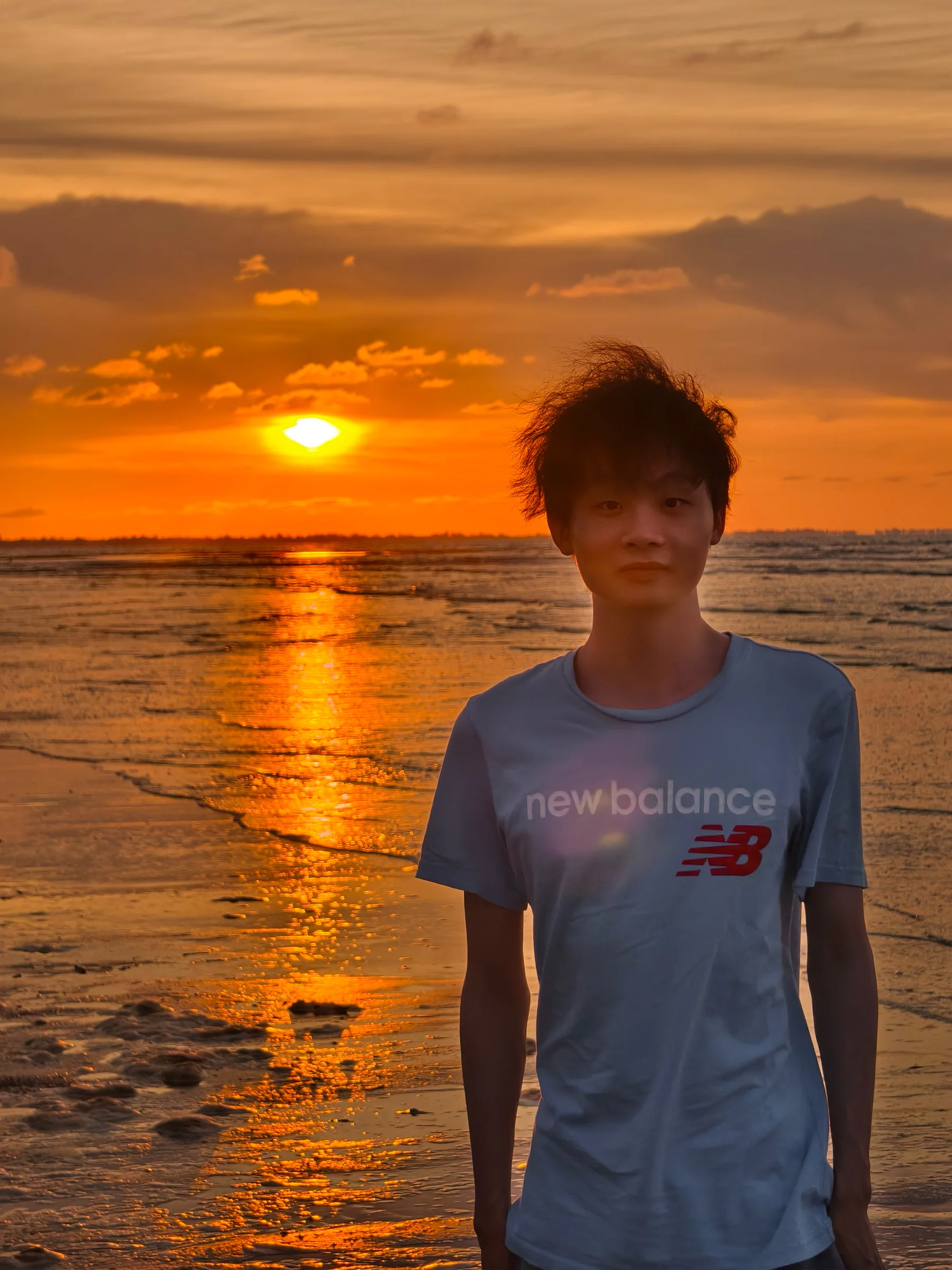 海边落日中的人物照片