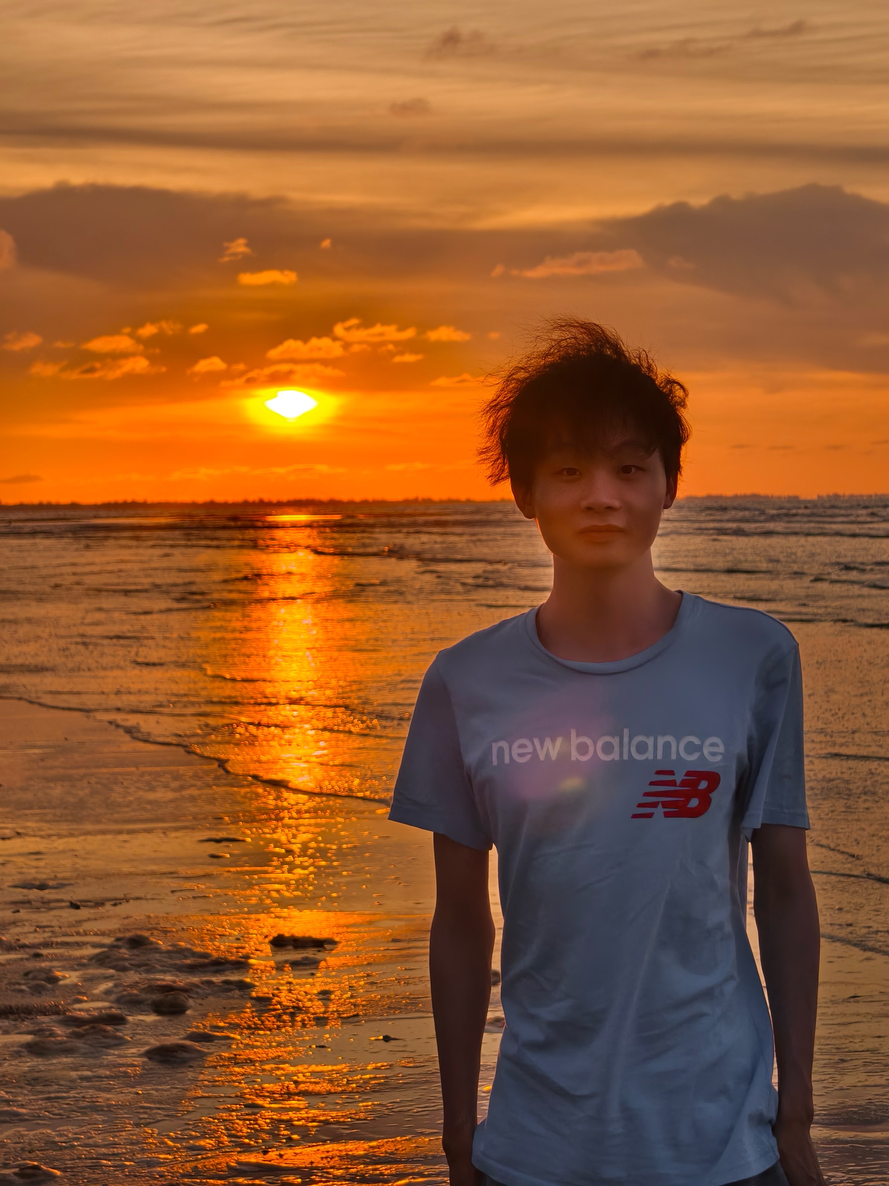 海边落日中的人物照片